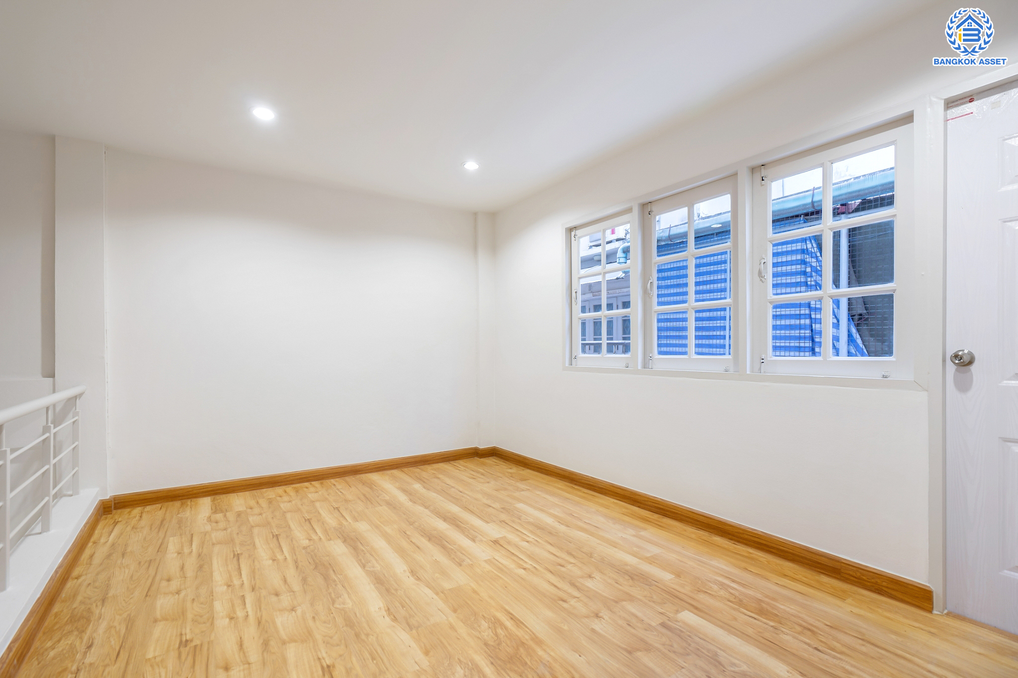 ทาวน์เฮ้าส์มือสองนนทบุรี ม.สรานนท์ ติวานนท์-ปากเกร็ด ทาวน์เฮ้าส์ 3ชั้นครึ่ง เนื้อที่ 18 ตร.ว. ฟังก์ชัน 4 ห้องนอน 3 ห้องน้ำ จอดรถได้ 2 คัน พร้อม Living Room กว้างขวาง บนทำเลติดถนนติวานนท์ ใกล้เซ็นทรัลแจ้งวัฒนะ และรถไฟฟ้าสายสีชมพู "สถานีแยกปากเกร็ด"